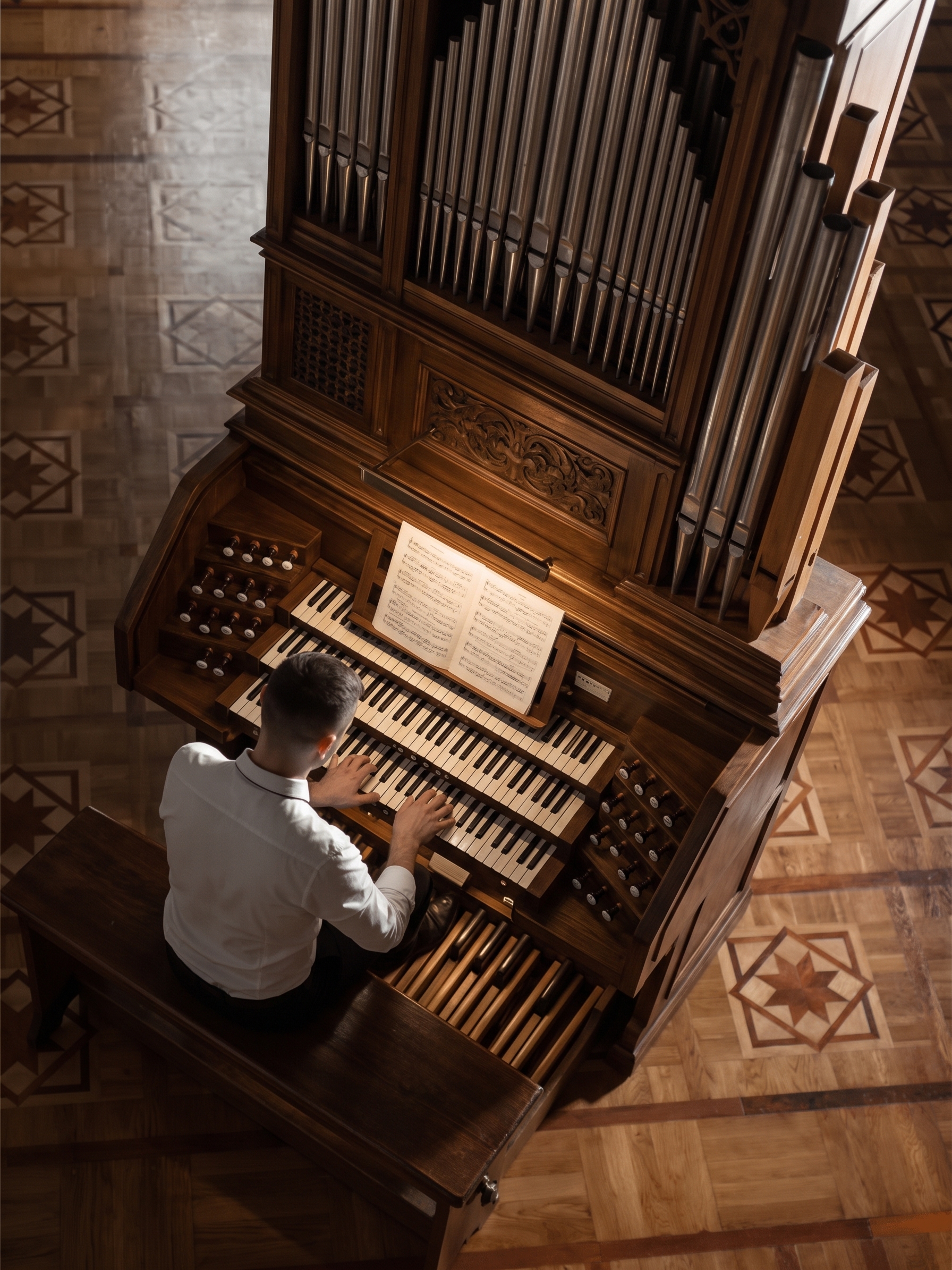 Pianista tocando un órgano de tubos
